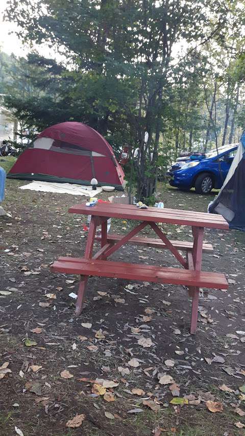 Camping au Bord de la Rivière